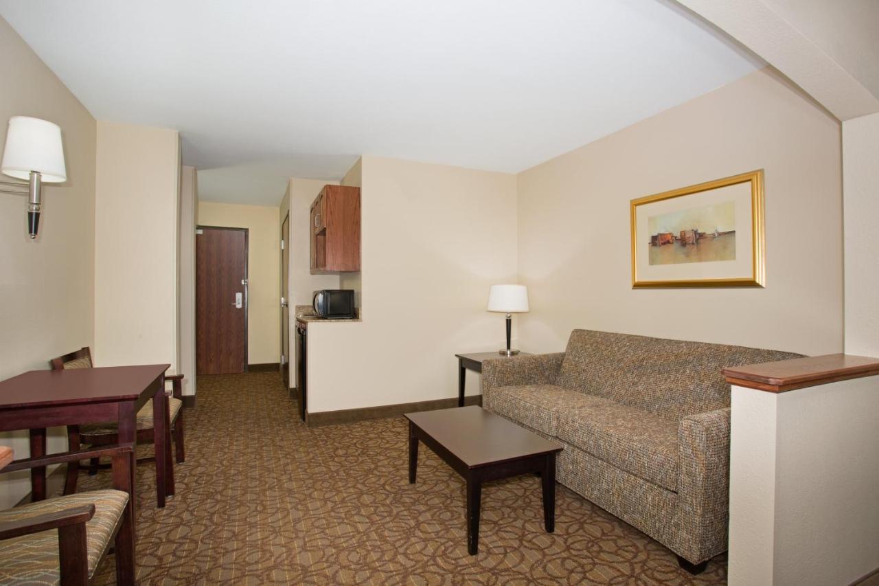 Holiday Inn Express Hotel & Suites Concordia Us 81 By Ihg Zewnętrze zdjęcie
