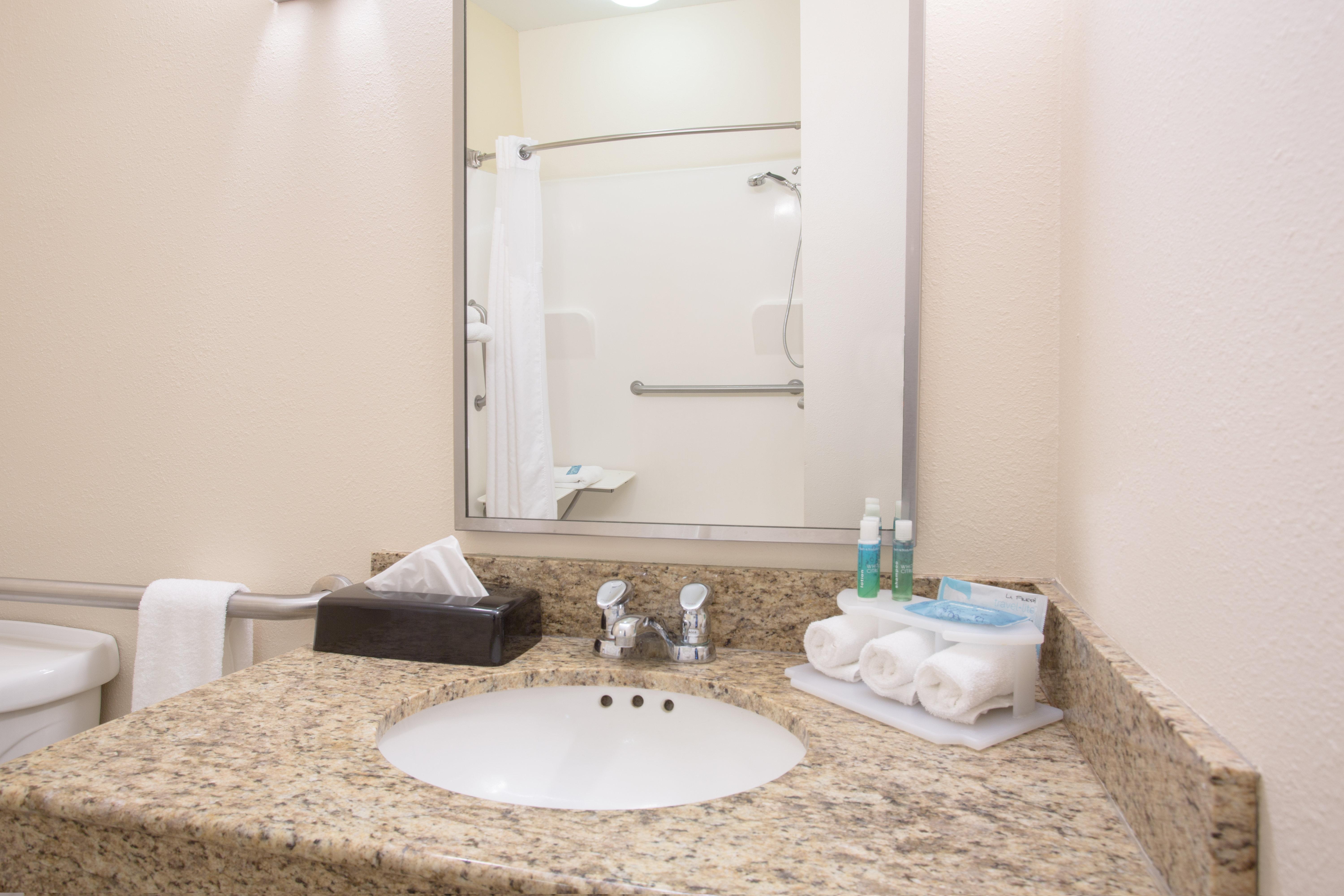 Holiday Inn Express Hotel & Suites Concordia Us 81 By Ihg Zewnętrze zdjęcie