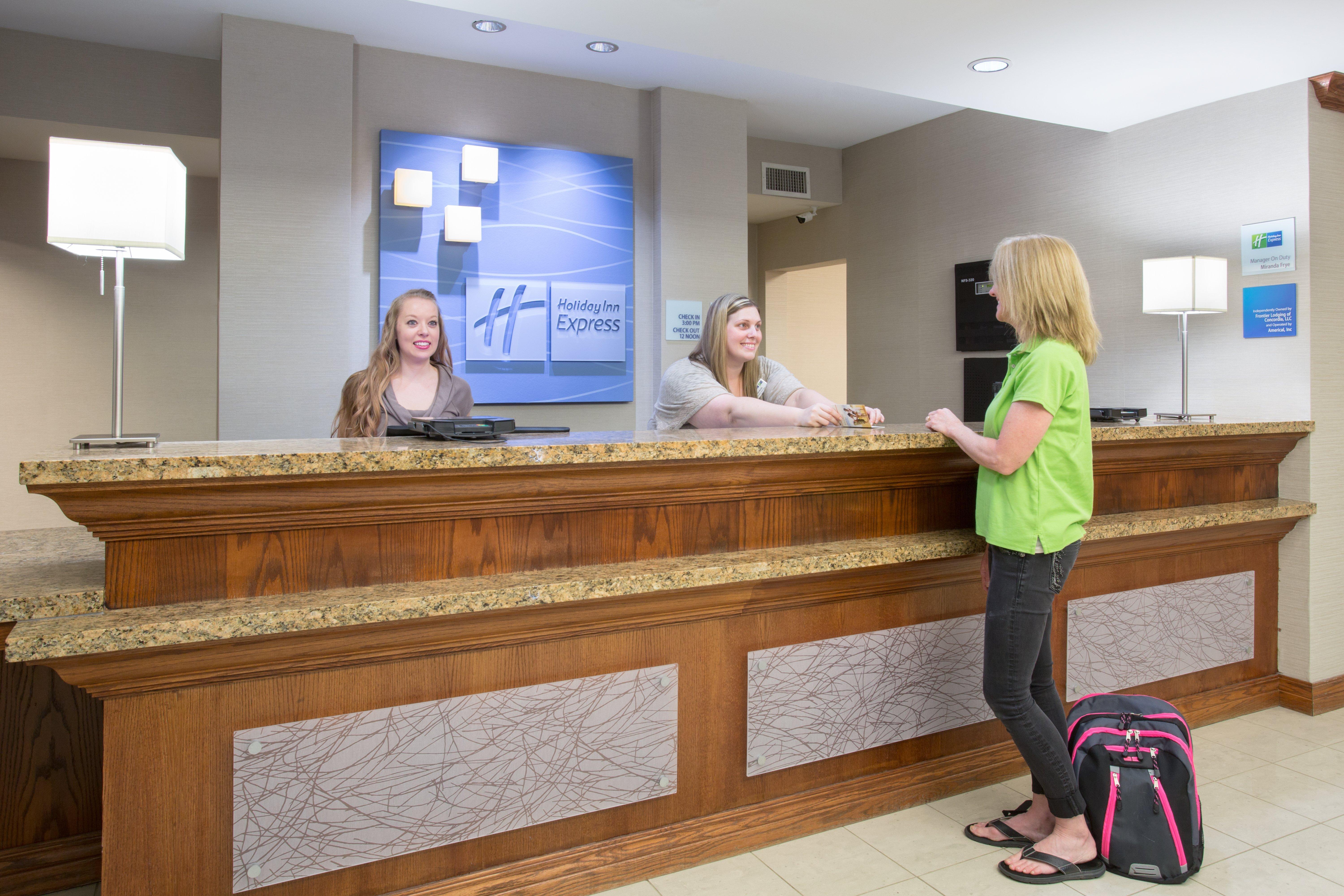 Holiday Inn Express Hotel & Suites Concordia Us 81 By Ihg Zewnętrze zdjęcie