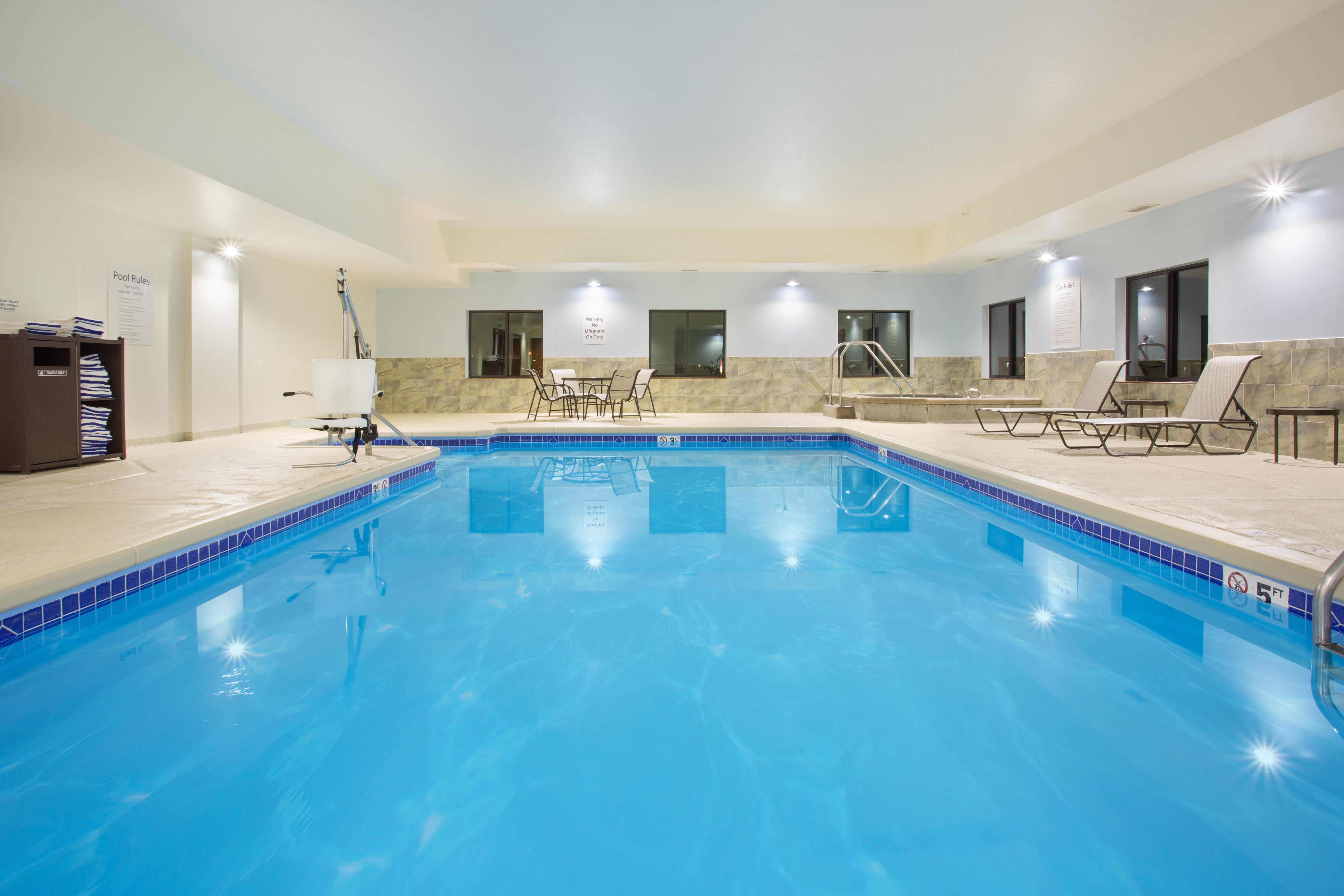 Holiday Inn Express Hotel & Suites Concordia Us 81 By Ihg Zewnętrze zdjęcie