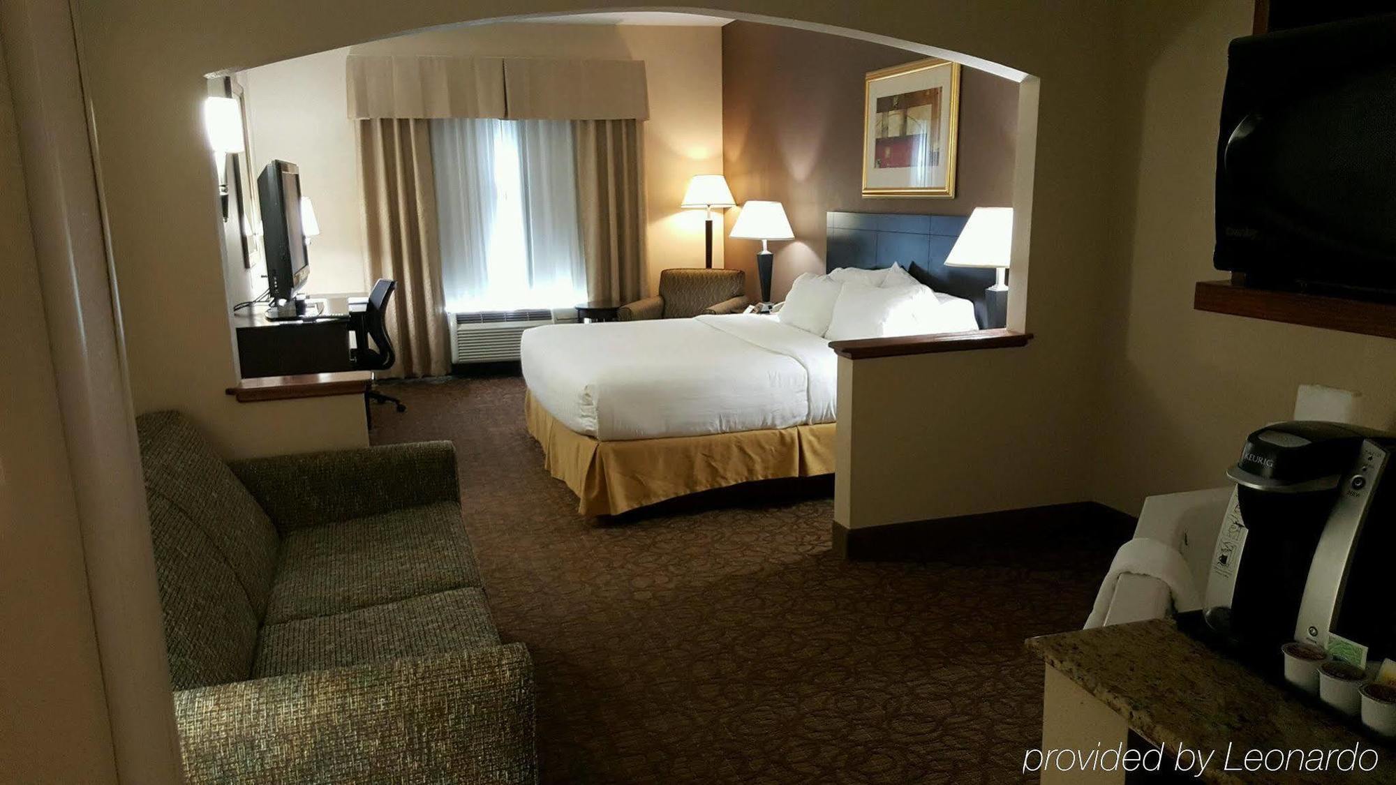 Holiday Inn Express Hotel & Suites Concordia Us 81 By Ihg Zewnętrze zdjęcie