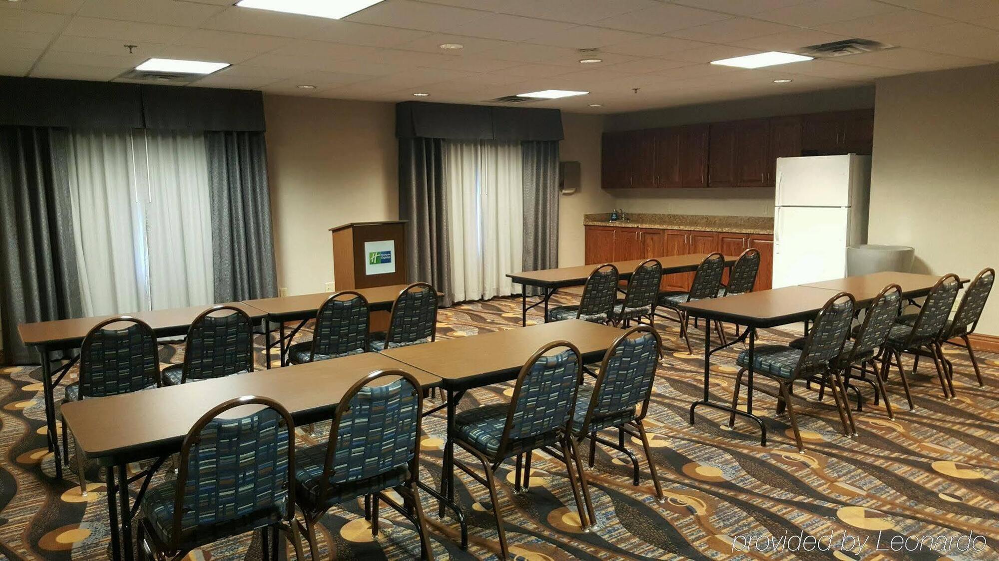 Holiday Inn Express Hotel & Suites Concordia Us 81 By Ihg Zewnętrze zdjęcie